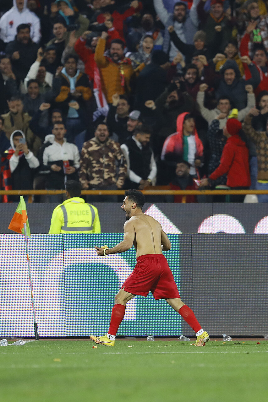 امضای عالیشاه در دربی، بدون پیراهن! (عکس)