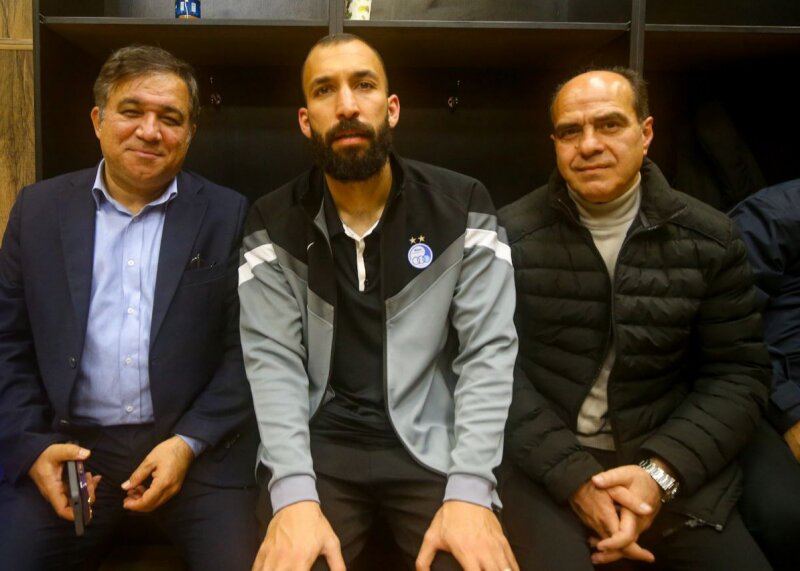 نماینده هلدینگ مهمان رختکن استقلال (عکس) علی تاجرنیا