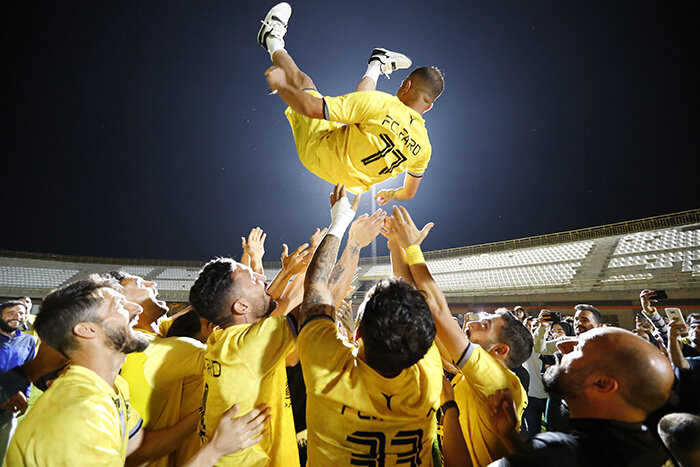 صحنه زیبا در لیگ ایران: خواستگاری وسط جشن