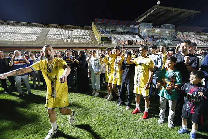 صحنه زیبا در لیگ ایران: خواستگاری وسط جشن
