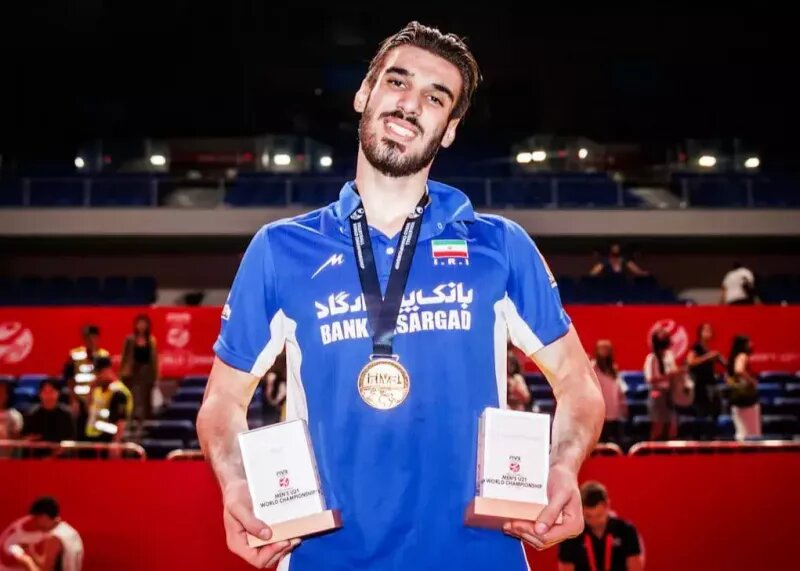 ارزشمندترین بازیکن جهان کنار جام خوابید!(عکس) سید متین حسینی