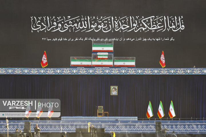 بدرقه امام خامنه ای در مصلی تهران
