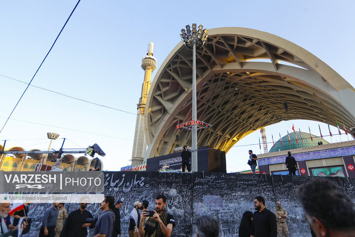 بدرقه امام خامنه ای در مصلی تهران