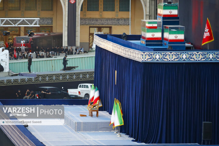 بدرقه امام خامنه ای در مصلی تهران